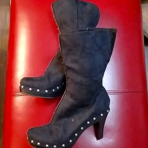 Ladies black and chrome studded Sherpa boots Sz 8.5